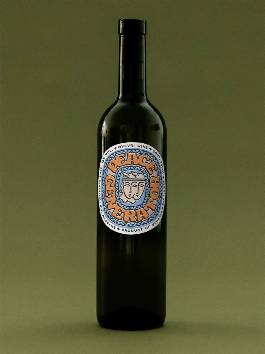 Eine Flasche Naturwein Orange Wein